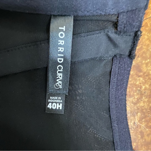 Torrid Curve Skulls and Roses Perfect T-Shirt Front-Close Bra 40H - Picture 4 of 9